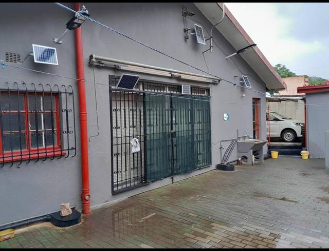 2 BEDROOM HOUSE FOR SALE IN BEZUIDENHOUT VALLEY